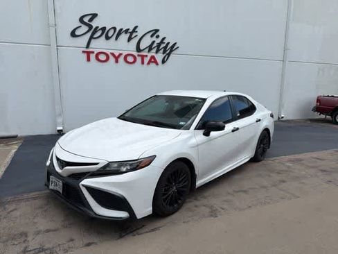 Used 2021 Toyota Camry SE FWD image 1