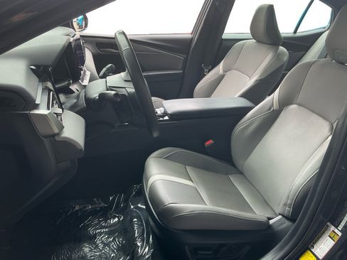 Used 2025 Toyota Camry SE image 9