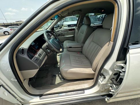 Used 2006 Lincoln Town Car Signature RWD image 24
