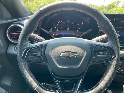 Used 2024 Chevrolet Trax RS w/ Sunroof Package FWD image 17