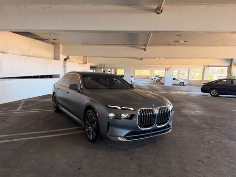 Used 2023 BMW i7 xDrive60 AWD/4WD image 6