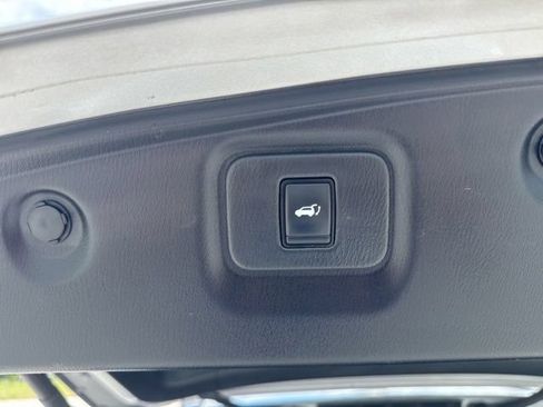 Used 2020 Nissan Pathfinder SL AWD/4WD image 22