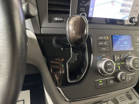 Used 2018 Toyota Sienna AWD image 19