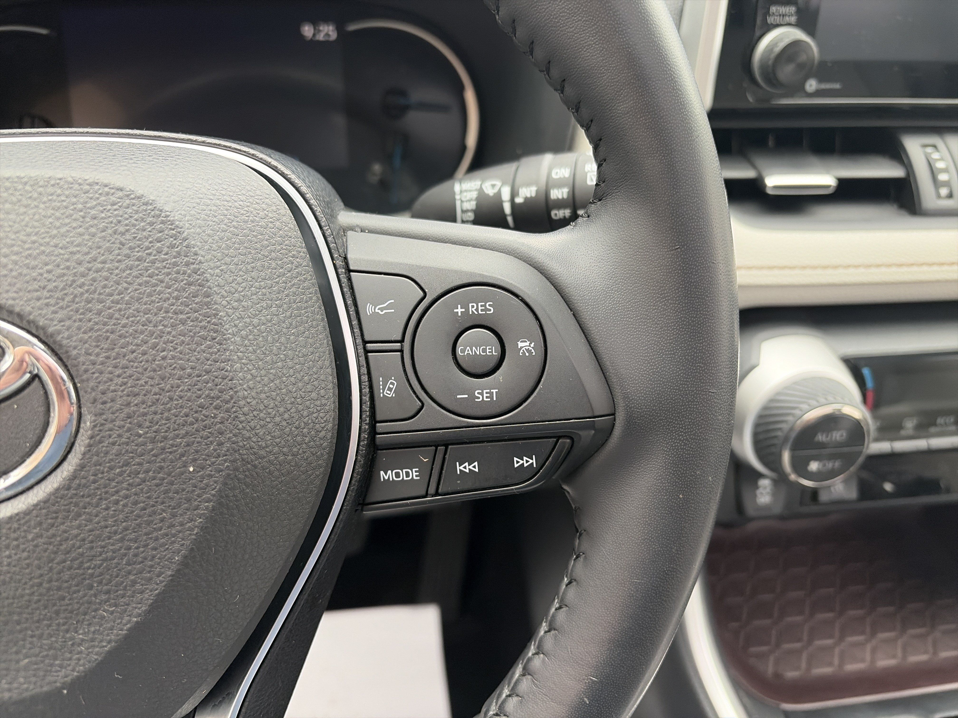 Used 2019 Toyota RAV4 Limited w/ Carpet Mat Package AWD/4WD image 19