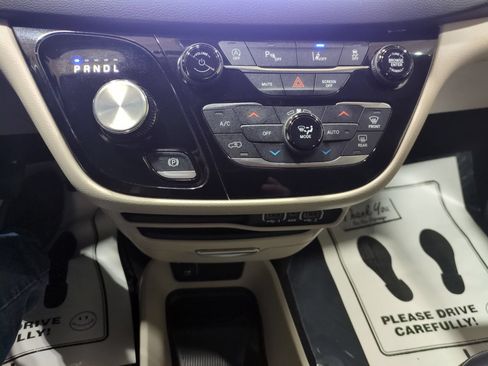 Used 2023 Chrysler Pacifica Touring-L FWD image 26