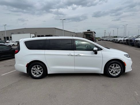 Used 2023 Chrysler Pacifica Touring-L FWD image 34