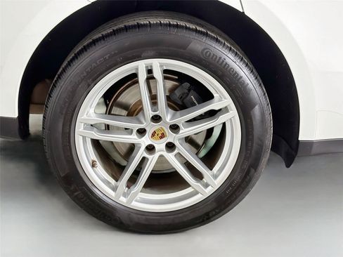 Certified 2022 Porsche Macan AWD/4WD image 13