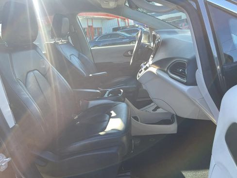 Used 2017 Chrysler Pacifica Touring-L FWD image 4