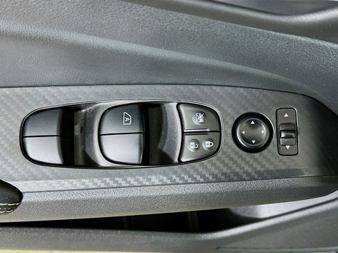 Used 2025 Nissan Altima 2.5 SV image 15