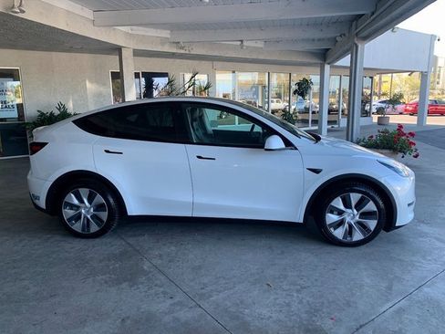 Used 2021 Tesla Model Y Long Range image 2