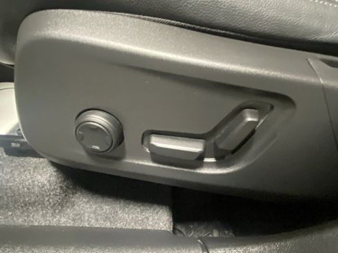 Used 2025 Volvo XC40 B5 Plus image 12