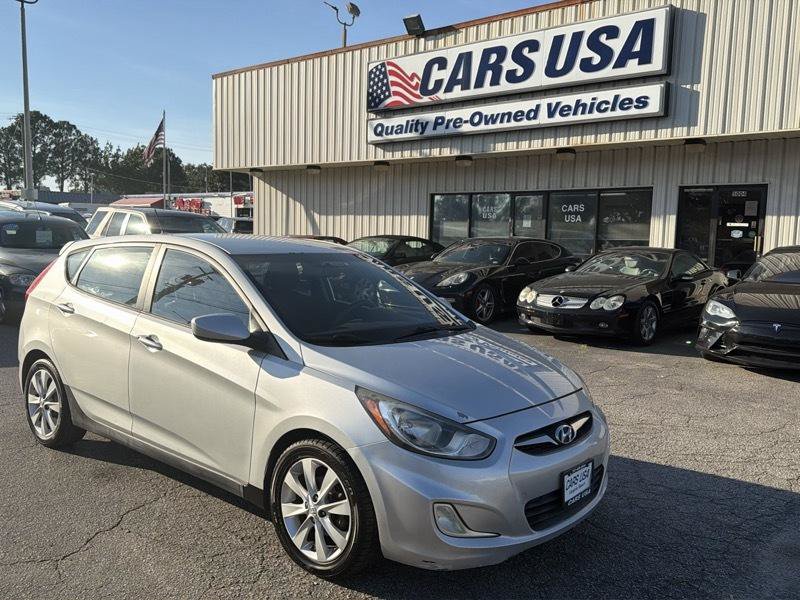 Used 2012 Hyundai Accent SE FWD image 1