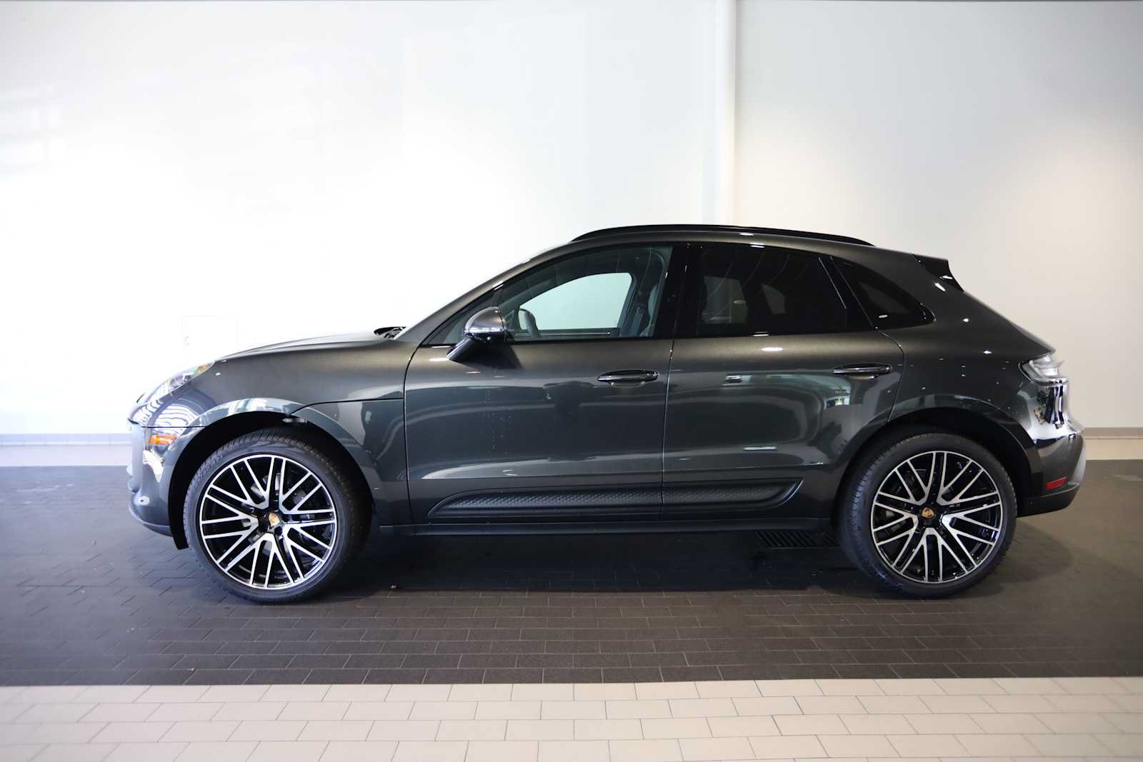 Used 2026 Porsche Macan AWD/4WD image 2