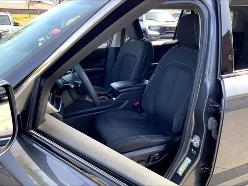 Used 2023 Jeep Grand Cherokee L Laredo image 8