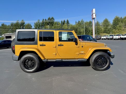 Used 2014 Jeep Wrangler Unlimited Sahara w/ Connectivity Group AWD/4WD image 4
