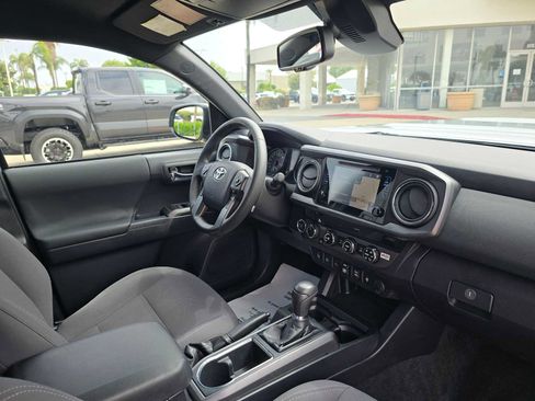 Used 2018 Toyota Tacoma TRD Sport w/ Technology Package AWD/4WD image 11