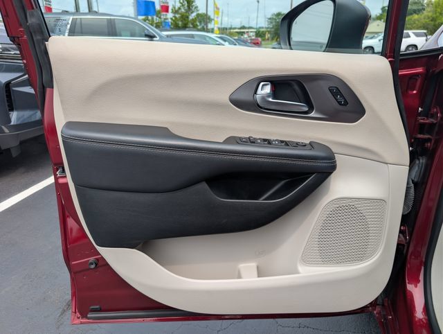 Used 2023 Chrysler Pacifica Touring-L FWD image 9
