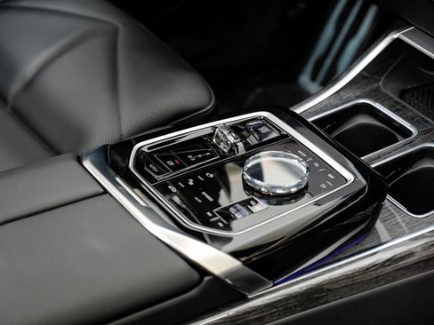 Used 2024 BMW 740i w/ Premium Package 2 image 31