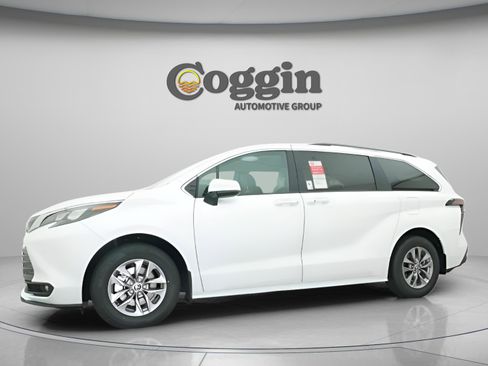 New 2026 Toyota Sienna XLE image 4