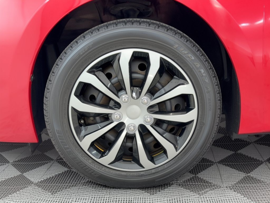 Used 2018 Toyota Corolla LE w/ Carpet Mat Package (TMS) FWD image 13