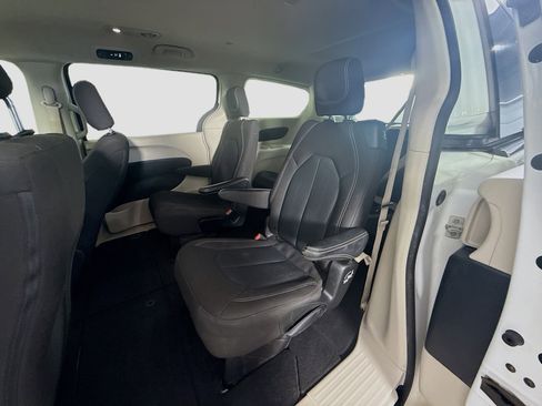 Used 2022 Chrysler Voyager LX FWD image 25