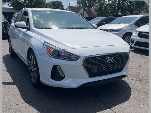Used 2019 Hyundai Elantra GT FWD image 1