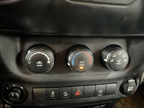Used 2017 Jeep Wrangler Sport AWD/4WD image 16
