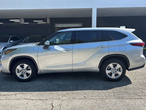 Used 2022 Toyota Highlander LE image 4