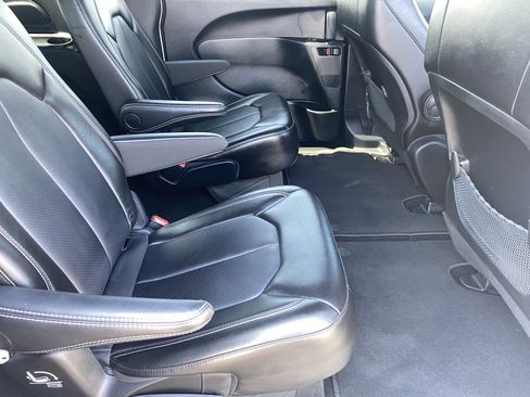 Used 2025 Chrysler Voyager LX FWD image 13