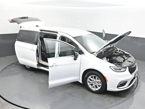 Used 2024 Chrysler Pacifica Touring-L FWD image 46