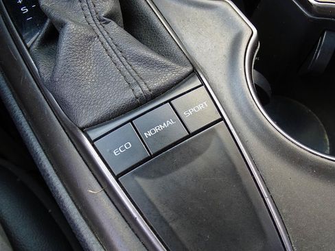 Used 2022 Toyota Camry SE w/ Cold Weather Package FWD image 33