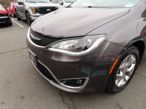 Used 2017 Chrysler Pacifica Limited image 9
