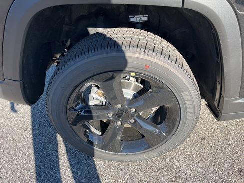 New 2025 Jeep Grand Cherokee Altitude image 9