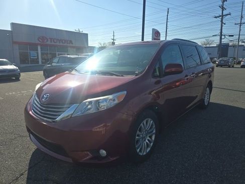 Used 2016 Toyota Sienna XLE image 4