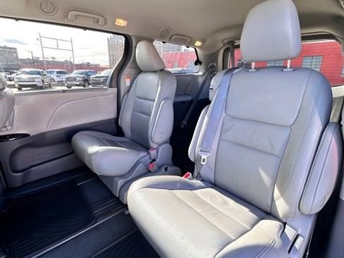 Used 2019 Toyota Sienna XLE w/ XLE Navigation Package image 25