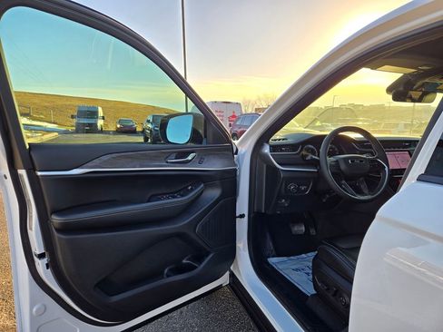 Used 2025 Jeep Grand Cherokee Limited w/ Black Appearance Package image 11