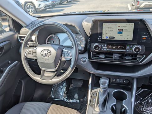 Used 2025 Toyota Highlander LE AWD/4WD image 18