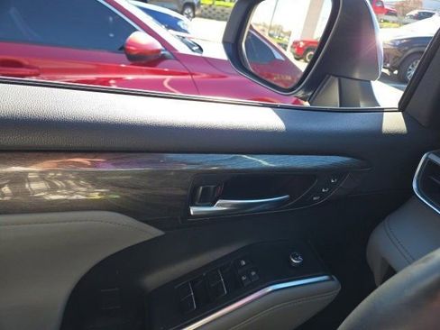 Used 2022 Toyota Highlander Limited image 3