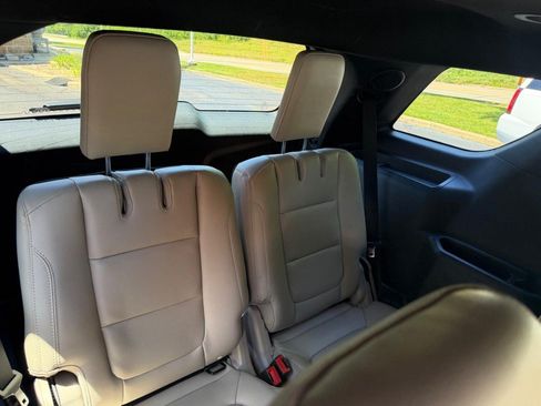 Used 2019 Ford Explorer Limited w/ Class III Trailer Tow Package FWD image 11
