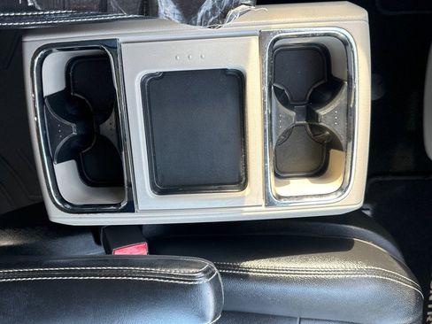 Used 2014 Chrysler Town & Country Touring image 22