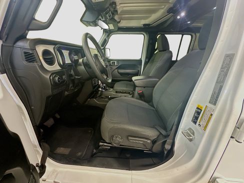 Used 2025 Jeep Wrangler Sport S image 13