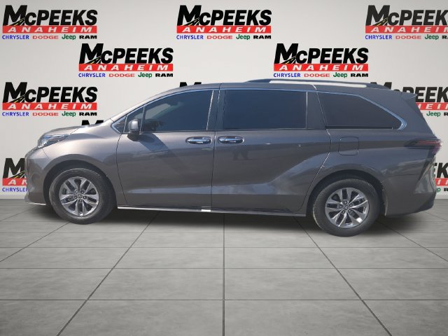 Used 2023 Toyota Sienna XLE FWD image 2