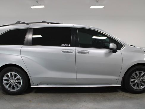 Used 2021 Toyota Sienna XLE image 11