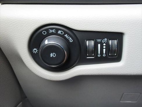 Certified 2024 Chrysler Pacifica Touring-L FWD image 18