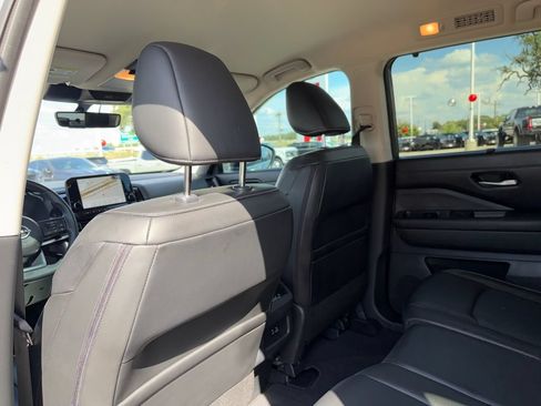 Used 2024 Nissan Pathfinder SL FWD image 25