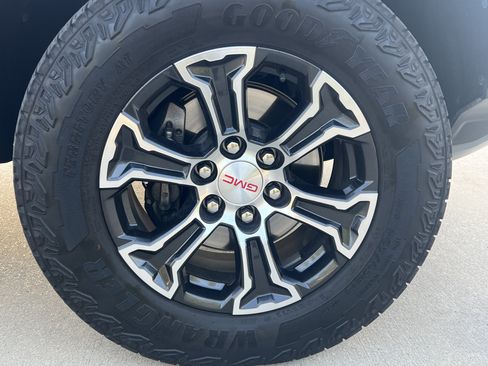 Used 2024 GMC Canyon AT4 w/ Technology Package AWD/4WD image 11