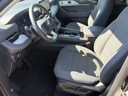 Used 2025 Ford Explorer Active RWD image 18