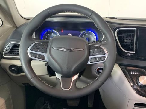 Used 2024 Chrysler Pacifica Touring-L FWD image 28