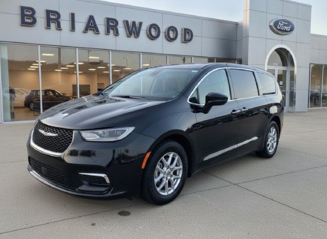 Used 2025 Chrysler Pacifica Select FWD image 1