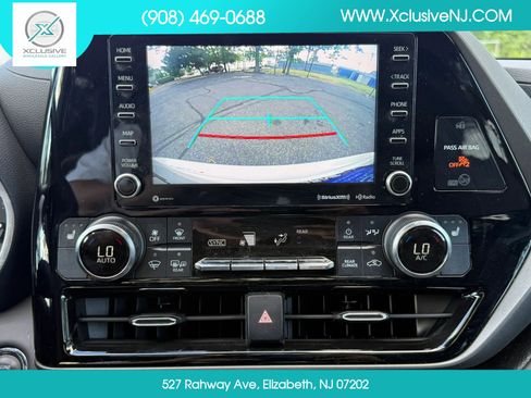 Used 2022 Toyota Highlander XLE AWD/4WD image 18